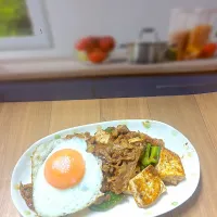 豚肉豆腐味噌炒め目玉焼きのせ| アッキーさん