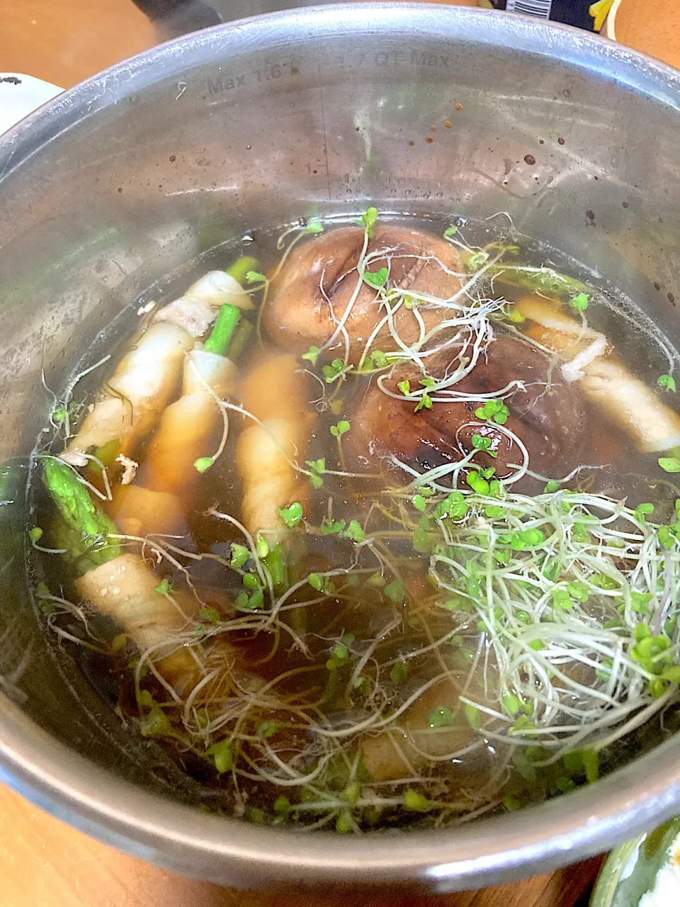 アスパラ豚巻き鍋🍲思いつきオリジナル料理〜とってもおいしかった🐷|さくたえさん