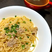 お昼ごはん★和風ツナペペロンチーノ、にんじんとしめじの和風スープ|ハルさん