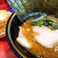 【2023年10月創業】 
横濱家系ラーメン 野中家 
ミニラーメン (麺やわらかめ/
味うすめ/油少なめ、750円) 
＋のり (5枚、100円) 
＋ライス2杯 (食い放題、100円) 
＋裏かっぱ (胡瓜の漬物とコマチャー
を豆板醤で和えたもの、無料)
＠大塚4分 
(JR板橋駅から徒歩27分)
25067
〈醤38塩10噌󠄀8タ2昆3出3F3冷0〉|大脇さん