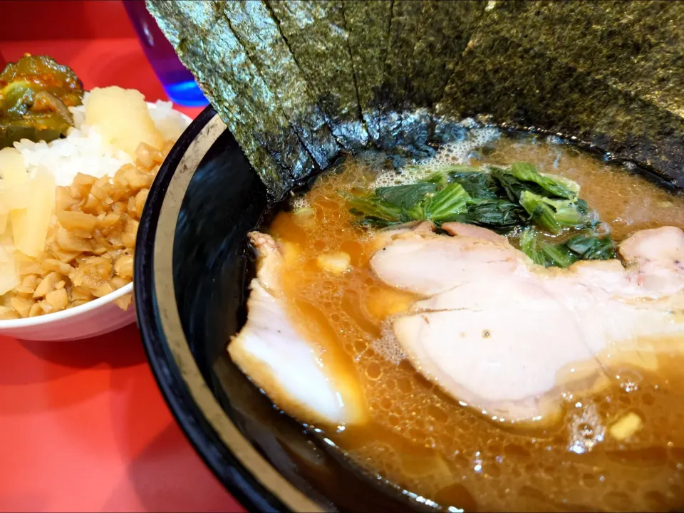 【2023年10月創業】 
横濱家系ラーメン 野中家 
ミニラーメン (麺やわらかめ/
味うすめ/油少なめ、750円) 
＋のり (5枚、100円) 
＋ライス2杯 (食い放題、100円) 
＋裏かっぱ (胡瓜の漬物とコマチャー
を豆板醤で和えたもの、無料)
＠大塚4分 
(JR板橋駅から徒歩27分)
25067
〈醤38塩10噌󠄀8タ2昆3出3F3冷0〉|大脇さん