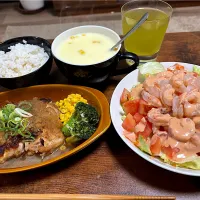 小エビのサラダ🥗モモ肉のオニオンソース焼き コーンスープ🌽|まあくん🌈💙🧸さん