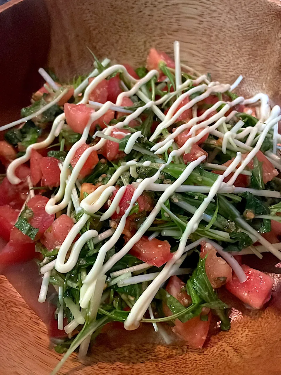 トマト、シソ、水菜をすりゴマ、かんたん酢、オリーブ油で和えただけサラダ🥗|abekoさん