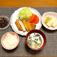 トンカツとサラダ、高野豆腐とフキの炊き合わせ、茎わかめときのこの佃煮(お姑さん作)、お味噌汁(蓮根、白ネギ、ワカメ)|柚子きりかさん