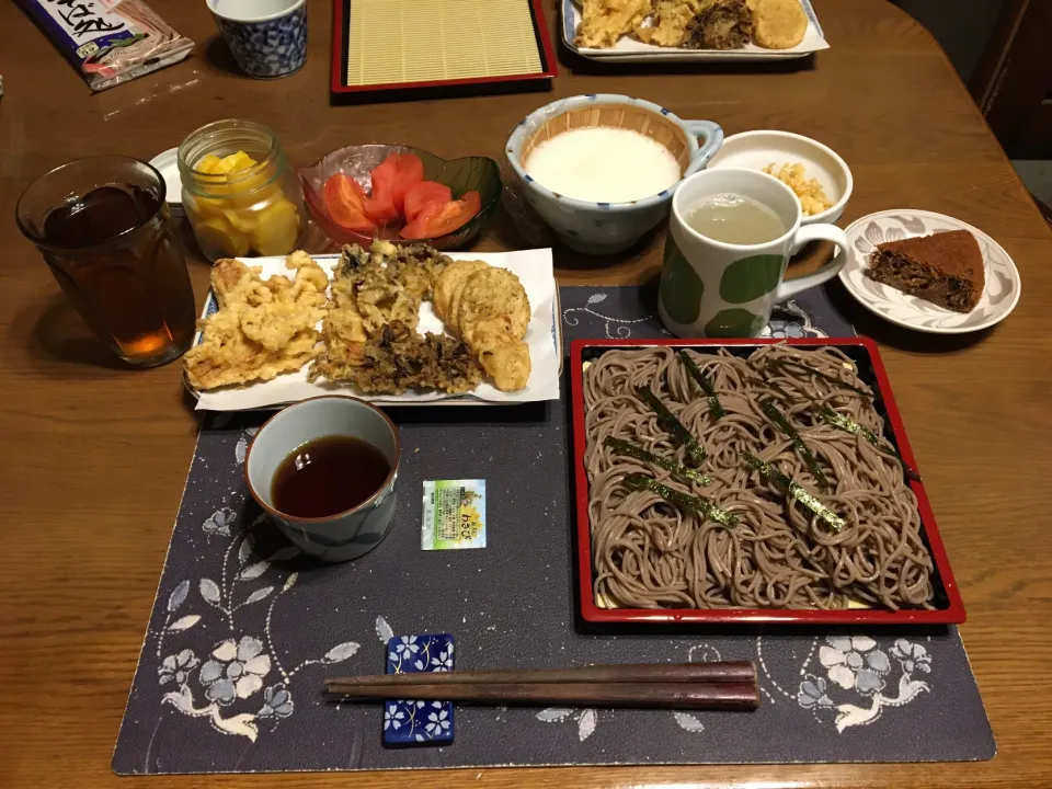 ざる蕎麦、とろろ,自家製天かす、自家製天ぷら盛り合わせ(舞茸,えのき茸,平茸,ウインナー,じゃがいも)、沢庵、冷やしトマト、烏龍茶,蕎麦湯、ザクザクブラックサンダー入りバナナチョコケーキ(夕飯)|enarinさん