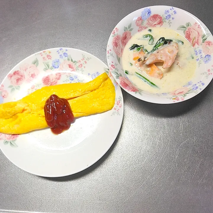 オムレツ、鮭とほうれん草のクリーム煮🍚🍴|あゆなさん