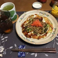 お好み焼き、沢庵、熱い日本茶、烏龍茶、天ぷら(昼飯)|enarinさん