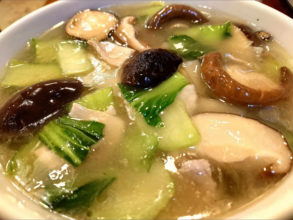 【塩味スープは裏メニュー】 
【1997年創業】
中国料理 華吉 
椎茸うま煮そば (香菇麺、塩味)
＠中野坂上1分 
(JR新宿駅から徒歩21分)
25068
〈醤38塩11噌󠄀8タ2昆3出3F3冷0〉|大脇さん