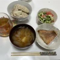 晩御飯☆赤魚の煮付け☆サラダ（トマト・胡瓜・玉葱）☆手羽先大根☆みそ汁（玉葱・じゃが芋）|Saharaさん