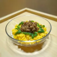 きのこ入り味噌そぼろの三色丼🥚🐓🍄‍🟫|森のごはん屋さんさん