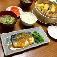 サバの味噌煮、小松菜添え、蒸しさつまいもをバター醤油で、中華スープ(水菜、キャベツ)、トマト|柚子きりかさん