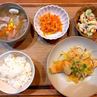 夜ご飯(シャケのちゃんちゃん焼き、にんじんしりしり、マカロニサラダ、野菜スープ)|cocomikaさん