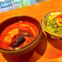 とある日の賄いはゴロゴロ野菜入りスープカレーと韓国風サラダ🥗|yukki-----さん