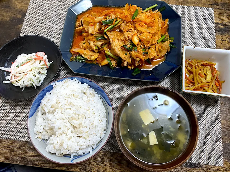豚キムチ　大根とカニカマのマヨサラダ　ジャガイモと人参のきんぴら　麦ご飯　味噌汁|♡misaki♡さん