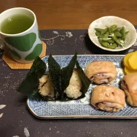 温かいご飯に鰹ふりかけと鮭ふりかけと塩昆布を混ぜて混ぜご飯を作りラップで握って板海苔を巻いたおにぎり、シナモンブレッド、沢庵、枝豆、熱い日本茶(朝ご飯)|enarinさん