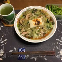 焼き餅入り肉野菜炒めとろみ餡掛け醤油ラーメン、野沢菜漬け、熱い日本茶(昼飯)|enarinさん