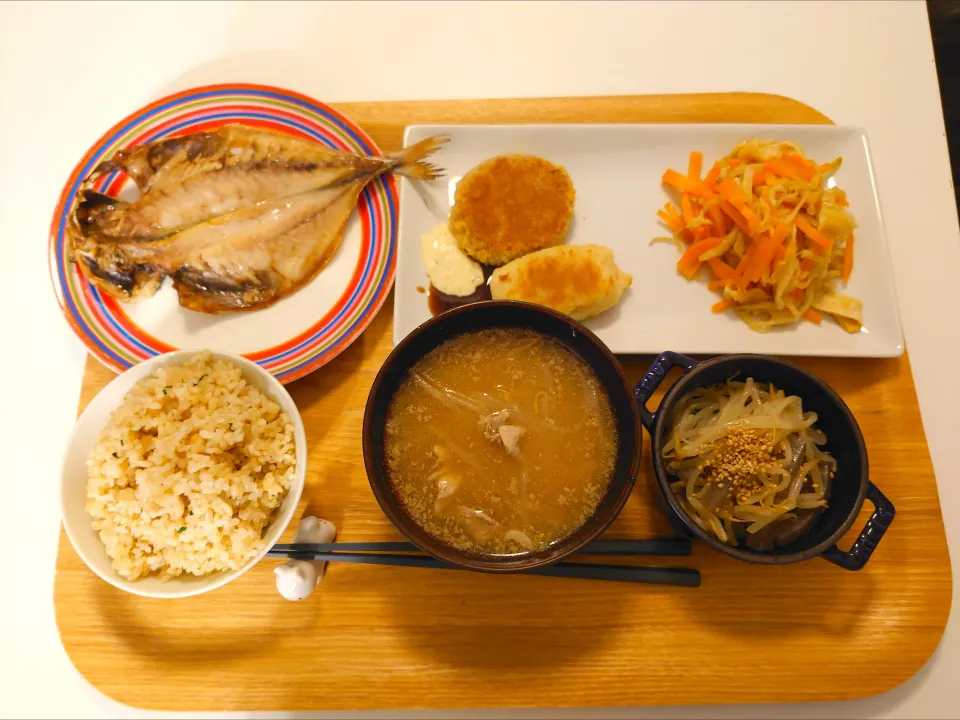 今日の夕食　あじの開き、コロッケ２種、切り干し大根煮物、こんにゃくともやしのナムル、玄米、もやしと豚肉の味噌汁|pinknari🐰🌈さん