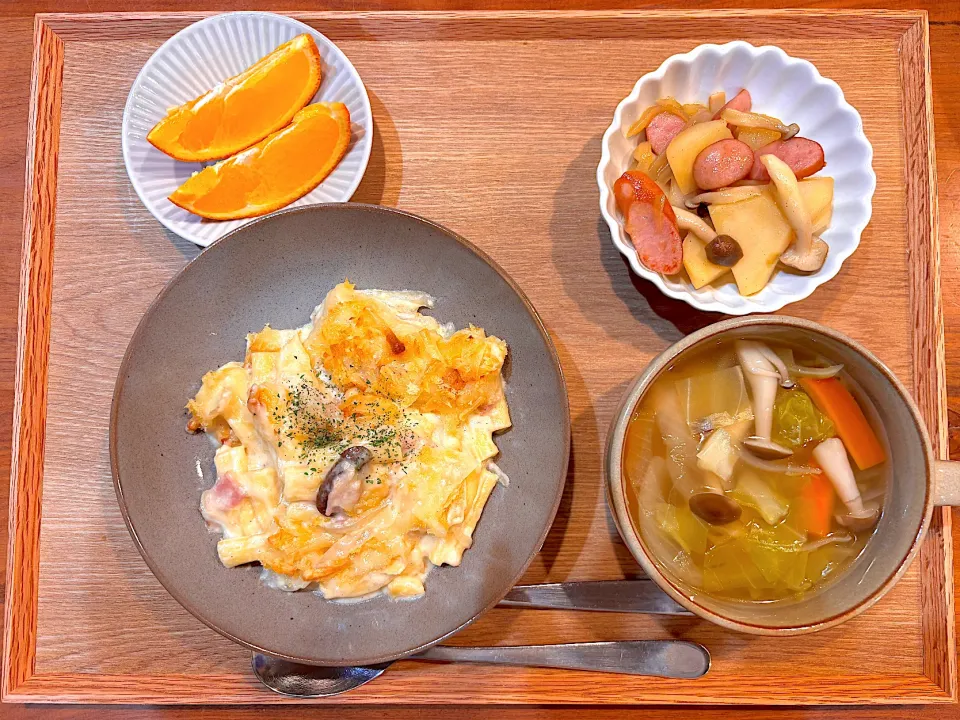 よるごはん(マカロニグラタン、ジャーマンポテト、野菜のコンソメスープ、オレンジ)|cocomikaさん