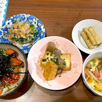 サーモンの漬け丼　厚揚げと蒟蒻の味噌煮　カニかまと長ネギのかき玉スープ　たたきごぼう　なばなの明太クリームチーズ和え|おさむん17さん