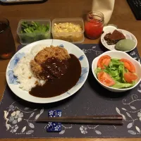 カツカレーライス、トマト,レタス、野沢菜漬け、豆もやし、よもぎ大福、砕いたブラックサンダー入り手作りバナナチョコケーキ、烏龍茶(夕飯)|enarinさん