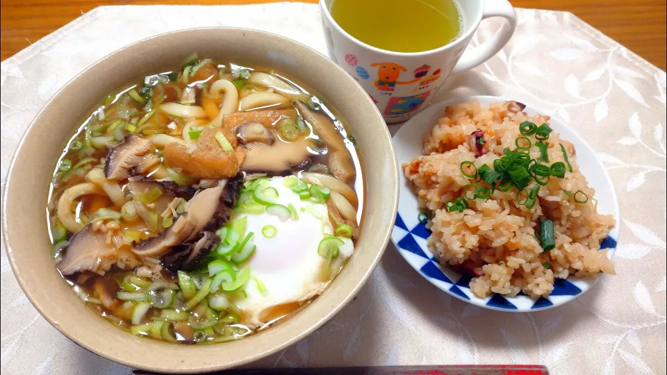 3/12のお昼ごはん
煮込みうどんと蛸飯🐙|卯月さん