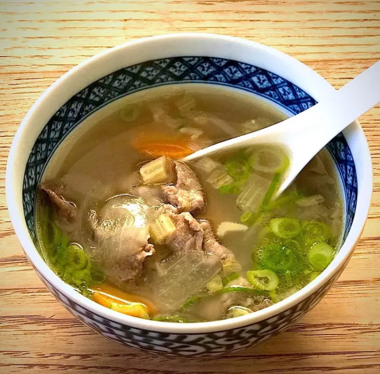 「牛すじ肉のスープ」🍲
水菜のサラダ、ブリオッシュのトーストを添えて 朝ごはん💦|ばくあんしゃさん