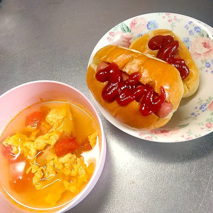 ホットドッグと卵とトマトの中華スープ|まほさん