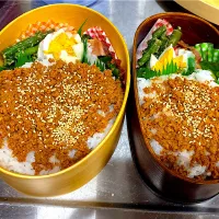 鶏そぼろ、塩味玉、インゲン胡麻和え、アスパラベーコン弁当。同じ市内で無償給食なのに我が子の中学だけ7日間弁当。なぜなのー？|りえはるさん