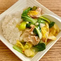 「豚バラと青菜の餡かけごはん」
今日はナンプラーとレモン仕立て(^^)
牛すじのスープを添えて 昼ごはん💦|ばくあんしゃさん