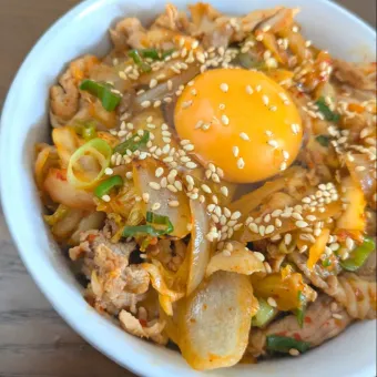 Snapdishの人気料理写真:豚キムチ丼🐷