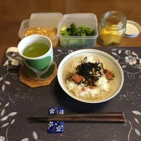 お茶漬け、野沢菜漬け、豆もやし、沢庵、熱い日本茶(朝ご飯)|enarinさん