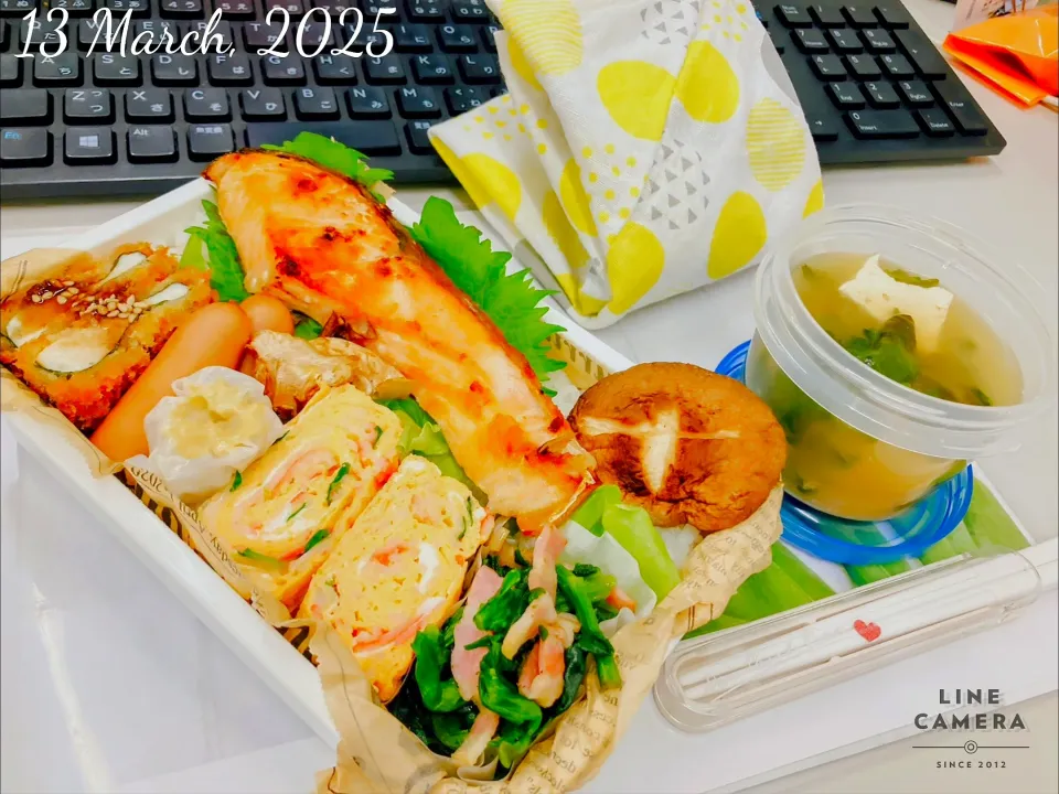 本日の日替わり弁当🍱

①焼き魚（鮭）
②焼き椎茸
③ささみ大葉チーズフライ
④海老焼売
⑤ポキポキウィンナー
⑥いつもの厚焼きたまご
⑦菜の花バターソテー

汁物    家庭菜園で収穫した春菊と島豆腐のみそ汁|TakeBooさん