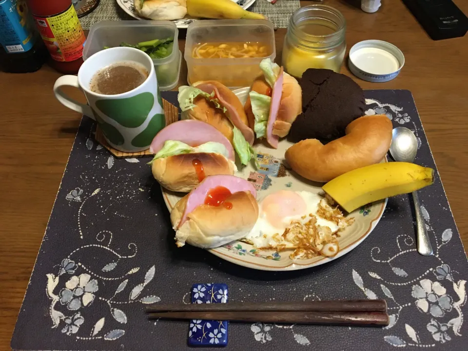 ロールパントーストサンドイッチ、ブルーベリー入り生ベーグルトースト、目玉焼き、チョコ蒸しケーキ、野沢菜漬け、沢庵、豆もやし、ホットコーヒー、バナナ(昼飯)|enarinさん