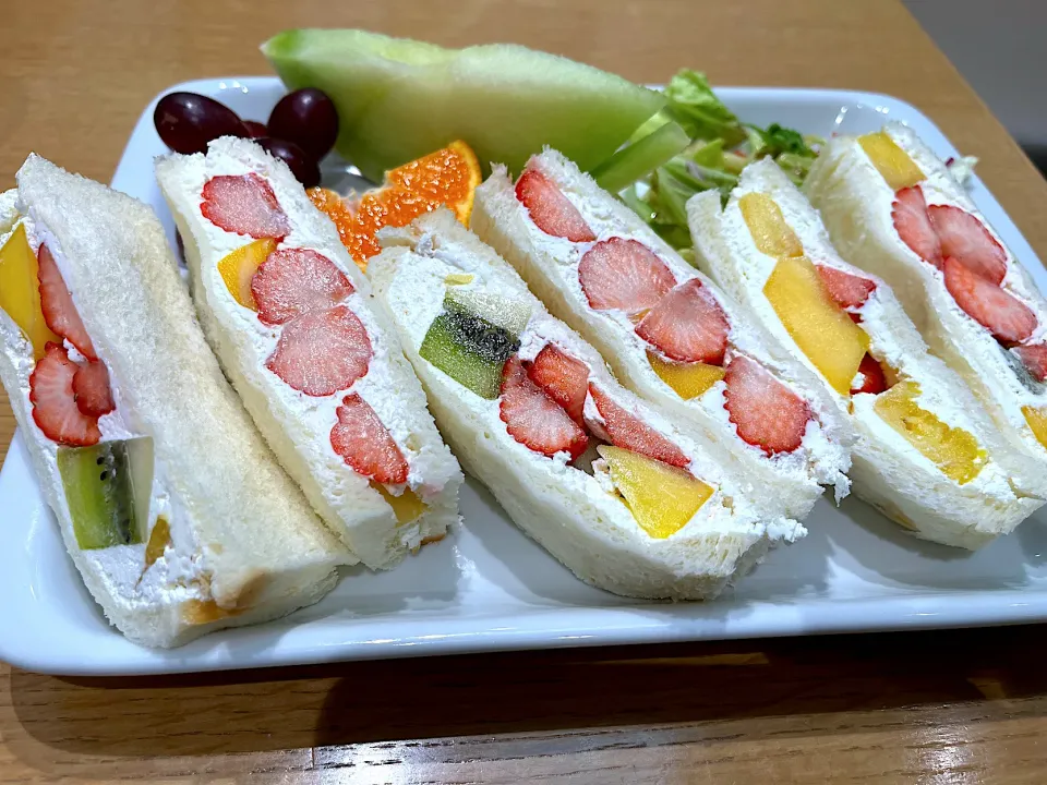 果実園リーベルのモーニングはフルーツ🥭サンド👀🍓盛り盛りうれしい😆|ワイントンさん