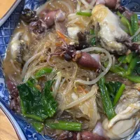 麻婆春雨に牡蠣🦪ホタルイカ🦑ほうれん草、もやしにオイスターソースプラスでグレードアップ✨😋👍|てるみさん