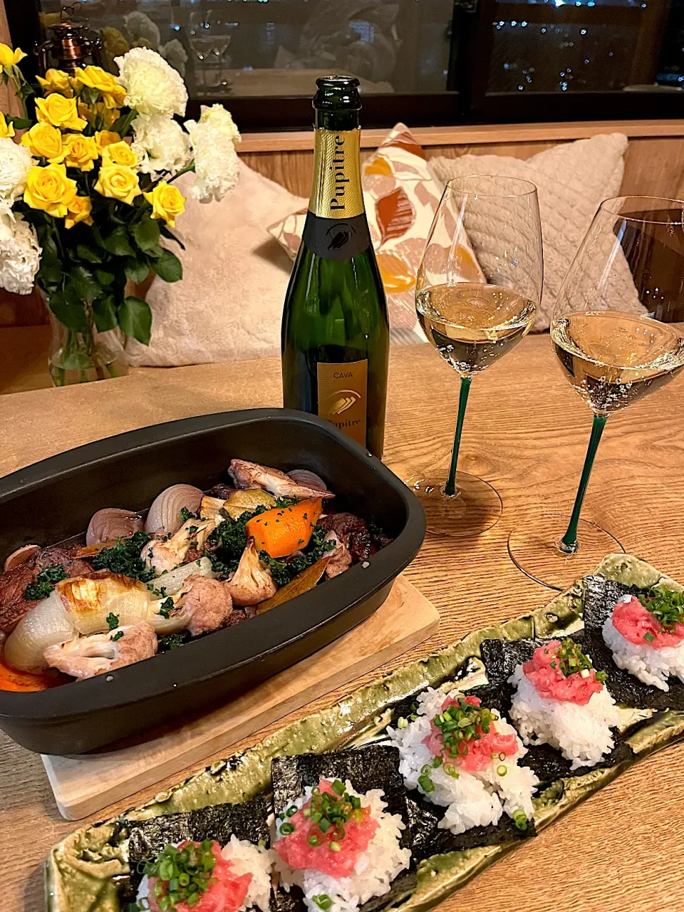 スペアリブの赤ワイン煮　手巻きおにぎり　スパークリングワイン|izunさん