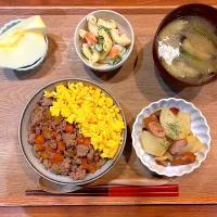 よるごはん(2色丼、ジャーマンポテト、マカロニサラダ、ナスと小松菜の味噌汁、りんご)|cocomikaさん