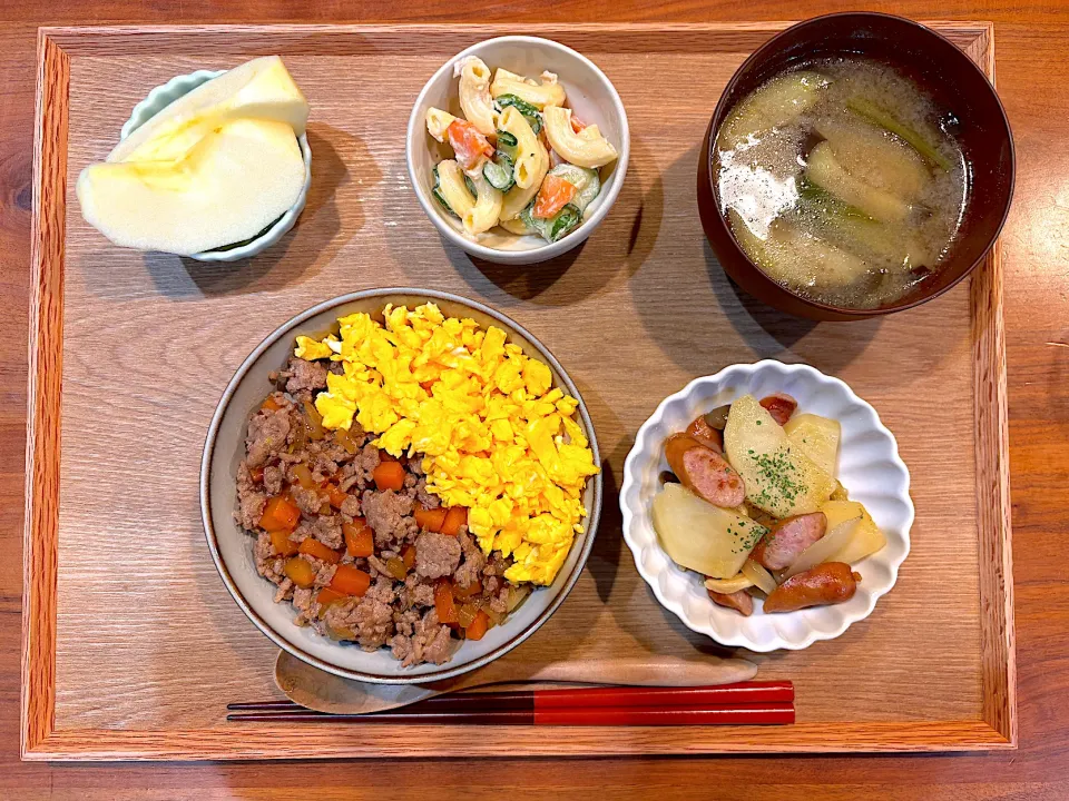 よるごはん(2色丼、ジャーマンポテト、マカロニサラダ、ナスと小松菜の味噌汁、りんご)|cocomikaさん