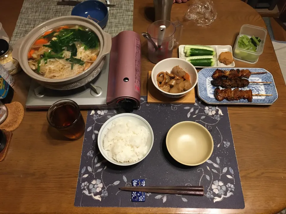 ご飯、海鮮寄せ鍋、鳥もも肉+ニンニク串、鳥レバー串、鶏皮串、イカと里芋の煮物、味噌キュー、野沢菜漬け、烏龍茶、手作りアイスクリーム(夕飯)|enarinさん
