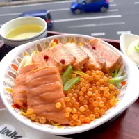 蒸しサーモンといくらの親子丼