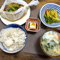 鶏肉の照り焼き包み焼き　ジャガイモカレー炒め　冷奴　青梗菜と豆腐の中華スープ　麦ご飯|♡misaki♡さん