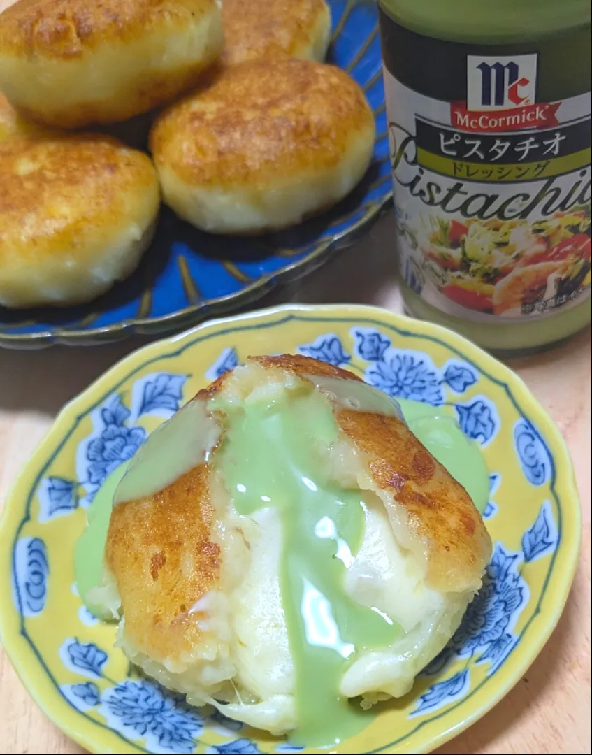 チーズたとろぉ～り芋餅💛にピスタチオドレッシングをたらぁ～り💚|ひとみんΨ(*´∀｀)Ψさん