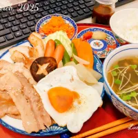 本日の日替わり弁当🍱
  会社で焼肉😲  DELI STYLE

主菜
①焼き肉  自家製タレと味変コンビ
                               コチュジャン・おろしにんにく

    お肉 4種 
         牛カルビ・豚ロース・鶏もも・ウィンナー

    お野菜5種
         椎茸・ピーマン・人参・キャベツ・玉ねぎ

副菜
②キャロットジンジャー

汁もの
③わかめ＆椎茸のスープ|TakeBooさん