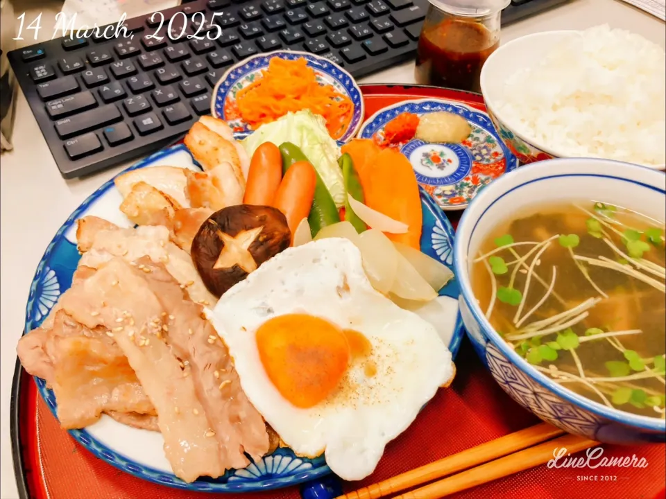 本日の日替わり弁当🍱
  会社で焼肉😲  DELI STYLE

主菜
①焼き肉  自家製タレと味変コンビ
                               コチュジャン・おろしにんにく

    お肉 4種 
         牛カルビ・豚ロース・鶏もも・ウィンナー

    お野菜5種
         椎茸・ピーマン・人参・キャベツ・玉ねぎ

副菜
②キャロットジンジャー

汁もの
③わかめ＆椎茸のスープ|TakeBooさん