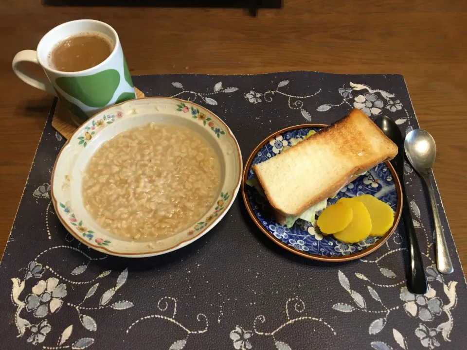 トーストサンドイッチ、味噌仕立てオートミール雑炊、沢庵、ホットコーヒー(朝ご飯)|enarinさん