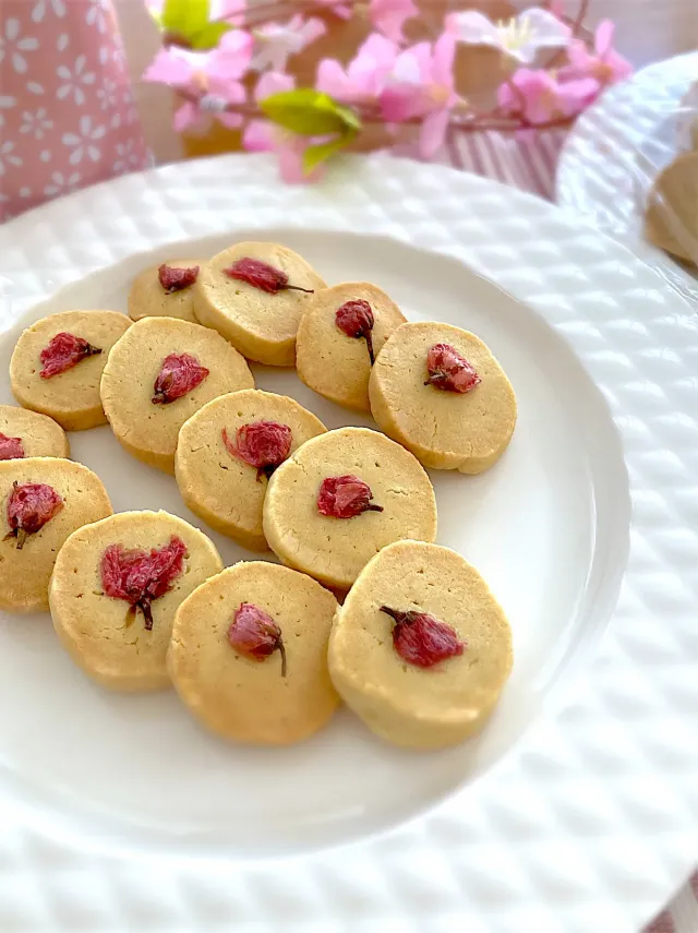 Snapdishの料理・レシピ写真:桜クッキー🌸｜ホワイトデーはいちご＆桜スイーツで決まり！