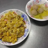 カレーチャーハンと白菜と肉団子のスープ😋🍴