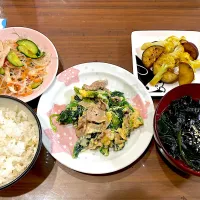 半熟卵と豚肉ほうれん草炒め　三陸の生わかめスープ　カリフラワーとさつまいものカレー炒め　スモークチキンの春雨サラダ|おさむん17さん