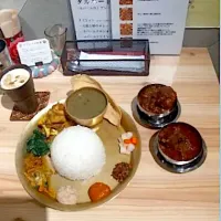 今日は娘も名古屋に来たので、晩ご飯は娘のリクエストで大須の人気スパイスカレー屋「あかつ亭」さんでダルパートとオプションのカレーをいただきました。久しぶりに一家3人一緒に食事しました。|なびさん