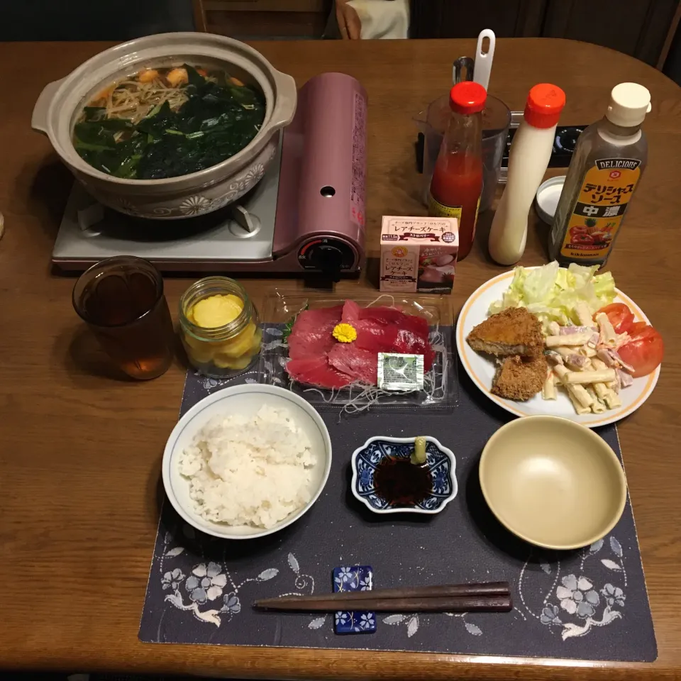 ご飯、海鮮寄せ鍋、天然本鮪切り落とし、コロッケ、メンチカツ、トマト、レタス、マカロニサラダ、沢庵、烏龍茶、レアチーズケーキ・ストロベリー(夕飯)|enarinさん